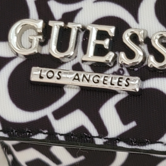 GUESS AIRPODS CASE  ! - Picture 2 of 9